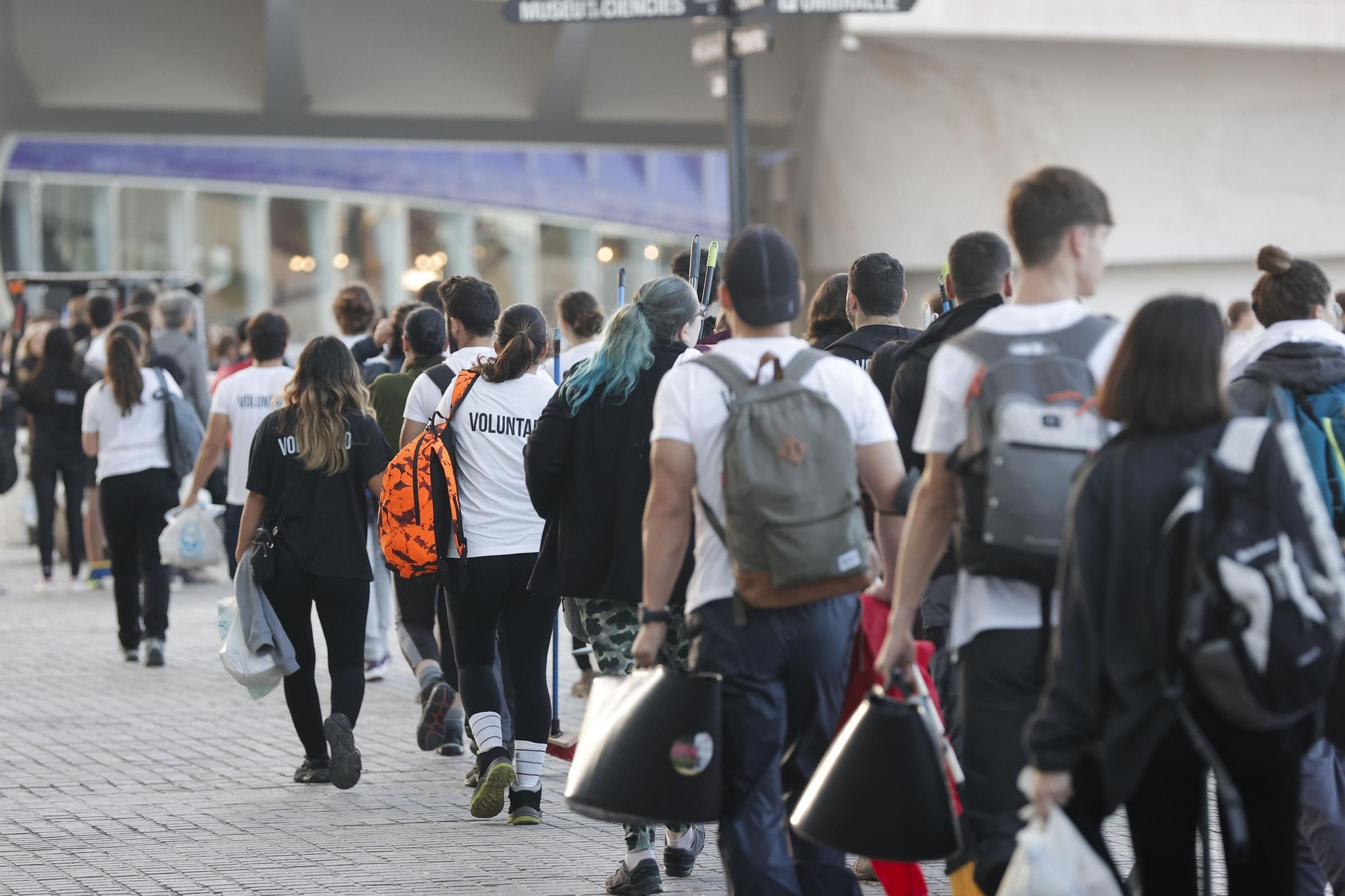 Miles de personas esperan en la Ciudad de las Artes salir a ayudar en la zona afectada