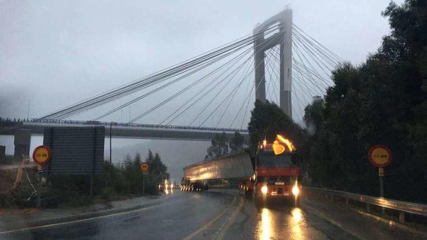 Una de las vigas para avanzar en el viaducto, llegando esta semana al Corredor.