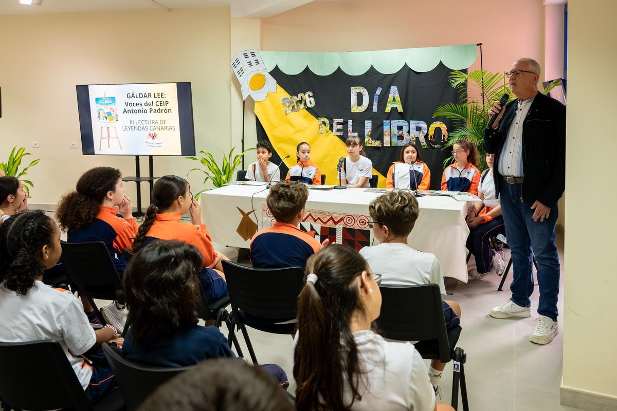 Carlos Ruiz, concejal de Biblioteca, durante la lectura de las leyendas canarias.