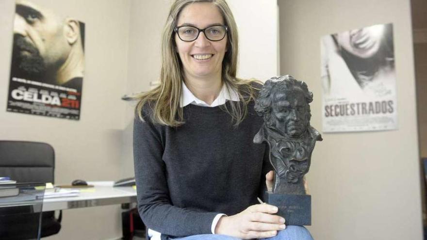 La productora coruñesa Emma Lustres posa con un premio Goya.