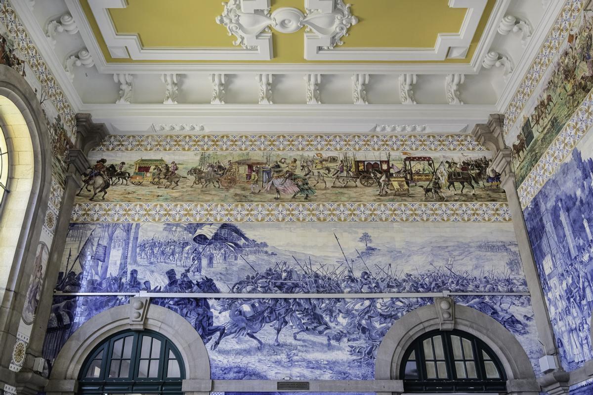 El vestíbulo es como una gran biblioteca en la que se narran los episodios más memorables de la historia de Portugal.