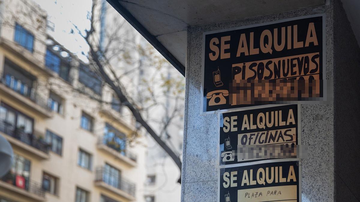 Diversos carteles de alquileres en las paredes de un inmueble