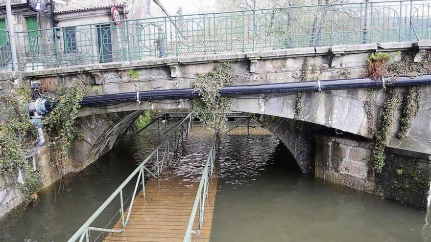 La pasarela sobre el Umia, cerrada e inundada en el temporal de hace unos días. // Noé Parga