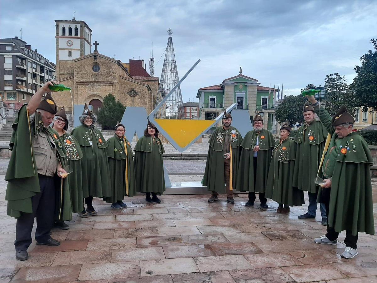 Ana Emilia Ordóñez, segunda por la derecha, con otros siceratores en la plaza de Nava.
