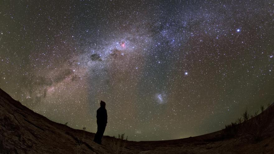 Un miembro del equipo del ESO Ultra HD Expedition observa el cielo desde Cerro Paranal en Chile, quizás preguntándose cuál es la verdadera velocidad de expansión del Universo.