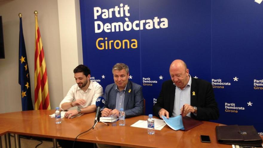 Els diputats del PdeCAT Sergi Miquel i Jordi Xuclà, i el senador Joan Bagué, avui en roda de premsa sobre els pressupostos.