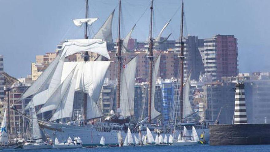 El &#039;Juan Sebastián de Elcano&#039; vuelve a visitar la capital en su crucero  de instrucción