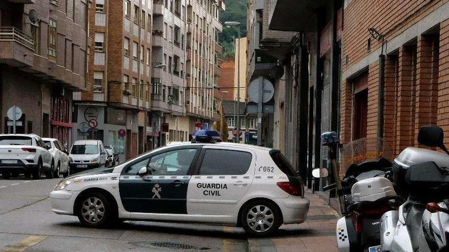 El coche de la Guardia Civil que trasladó al investigado, tras su declaración.