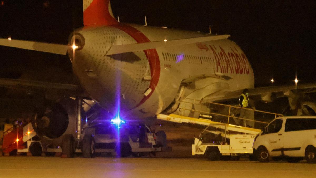 Buscan a 12 migrantes tras detener a otros 12 del avión marroquí de Palma