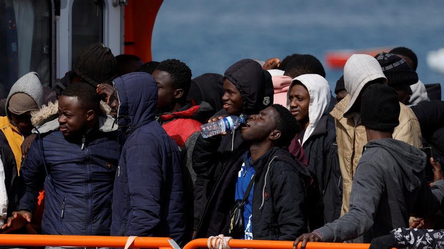 Llegan al Muelle de Arguineguín los 98 migrantes de las dos neumáticas rescatadas al sur de Gran Canaria