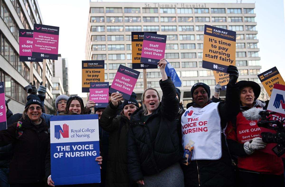 Enfermeras del sistema público de salud británico (NHS, por sus siglas en inglés), protestan frente al Hospital St. Thomas, en Londres.
