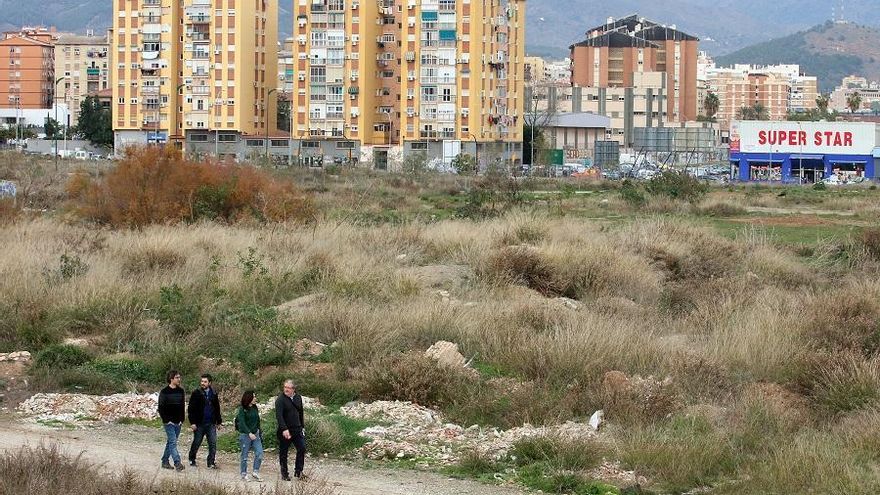 Miembros de la plataforma del Bosque Urbano, en los antiguos terrenos de Repsol.