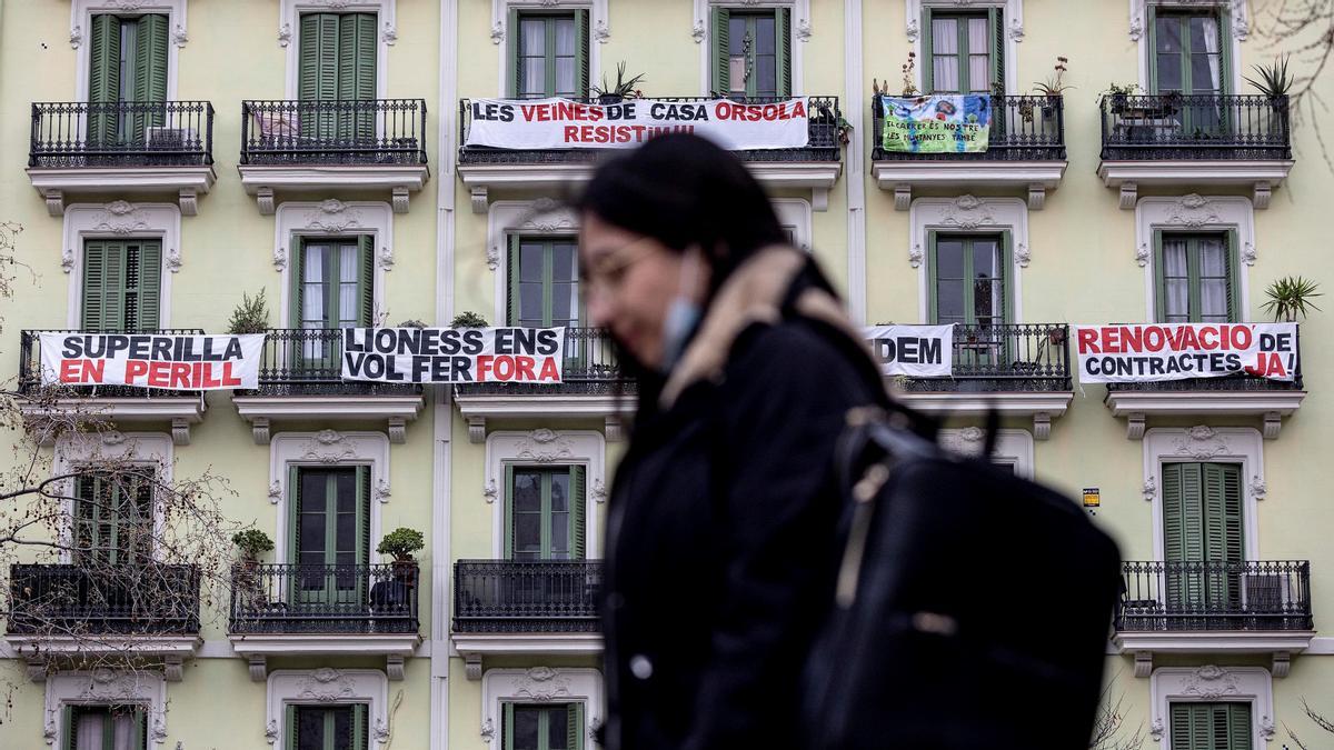 Pancartas en la finca de la Casa Orsola, en Consell de Cent con Calàbria, reivindicando la continuidad de los inquilinos.