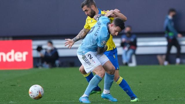 Hugo Mallo pelea con Perez por hacerse con el balón . | // LOF