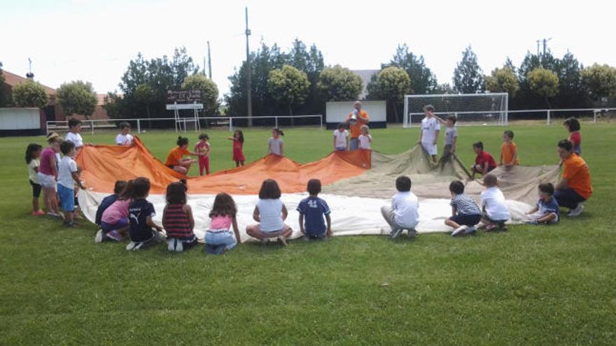 Una de las actividades realizadas por niños en el campamento urbano de San Cristóbal.