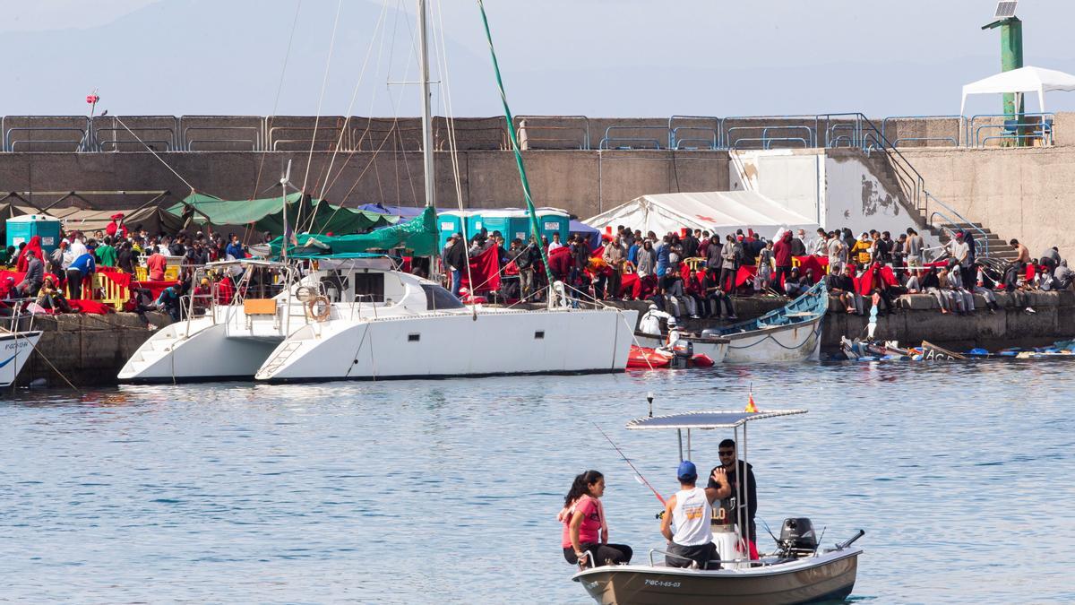 Inmigrantes en el muelle de Arguineguín.