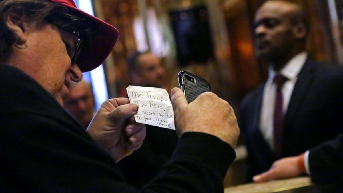 Michael Moore, con la nota que entregó en la Trump Tower de Nueva York.