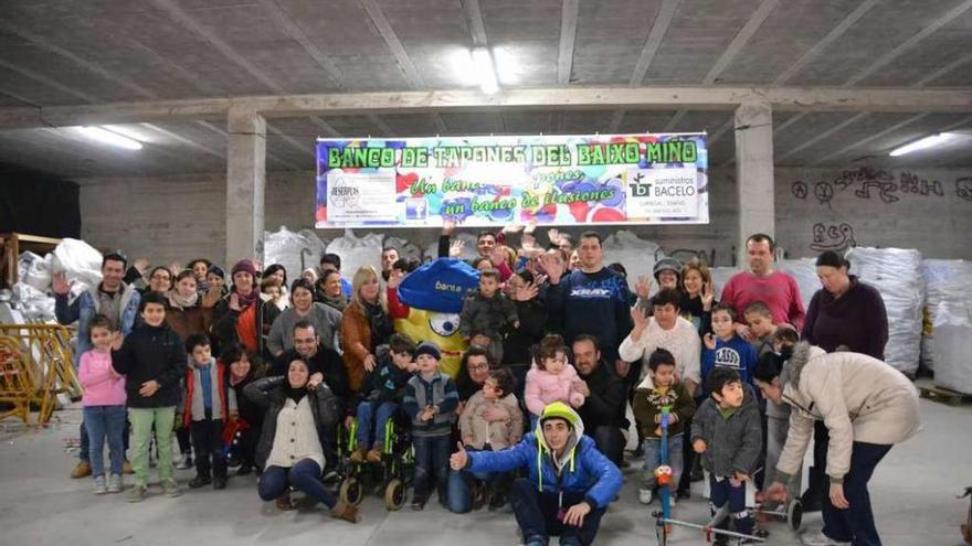 Entrega de premios a tres niños en una de las campañas del Banco. // I.L