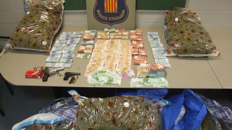 Tres detinguts i confiscació de 60 kg de marihuana i dues armes a Vilamacolum