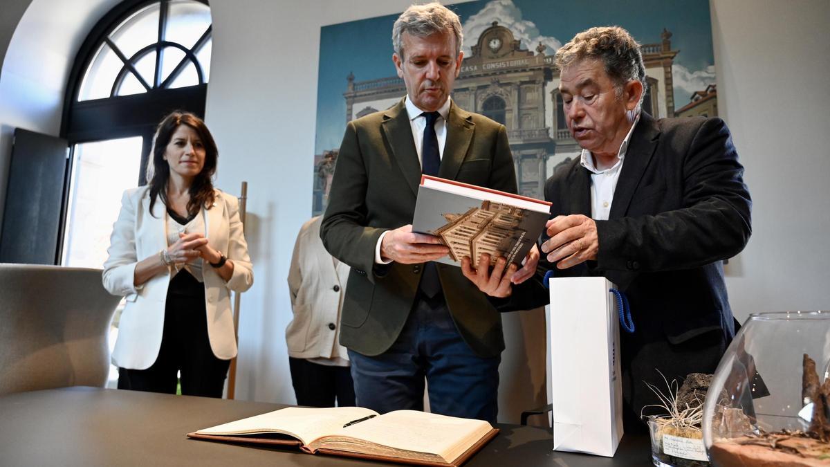 El presidente de la Xunta, Alfonso Rueda, y el alcalde, Miguel Fernández Lores, en una imagen de archivo.