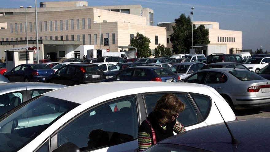 Las multas indignan a los usuarios por el caótico aparcamiento del hospital