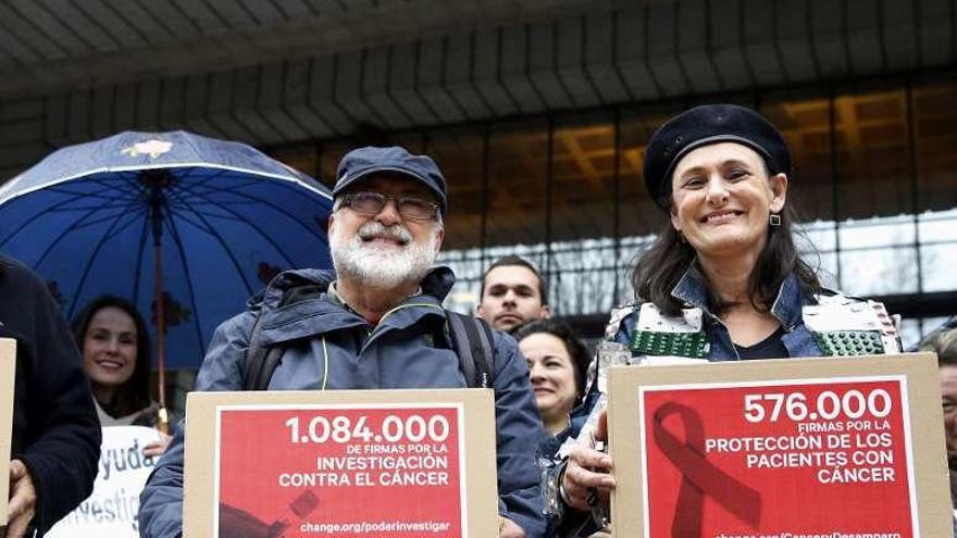 Dos millones de firmas por los enfermos  |  Beatriz Figueroa, Inocencio Alarcón y Sebastián Martín entregaron ayer más de dos millones de firmas al Ministerio de Sanidad, Servicios Sociales e Igualdad, recogidas a través de la plataforma &#039;Change.org&#039;, para solicitar una mayor protección a los enfermos de cáncer y aumentar la financiación y apoyo a los proyectos de investigación oncológica.