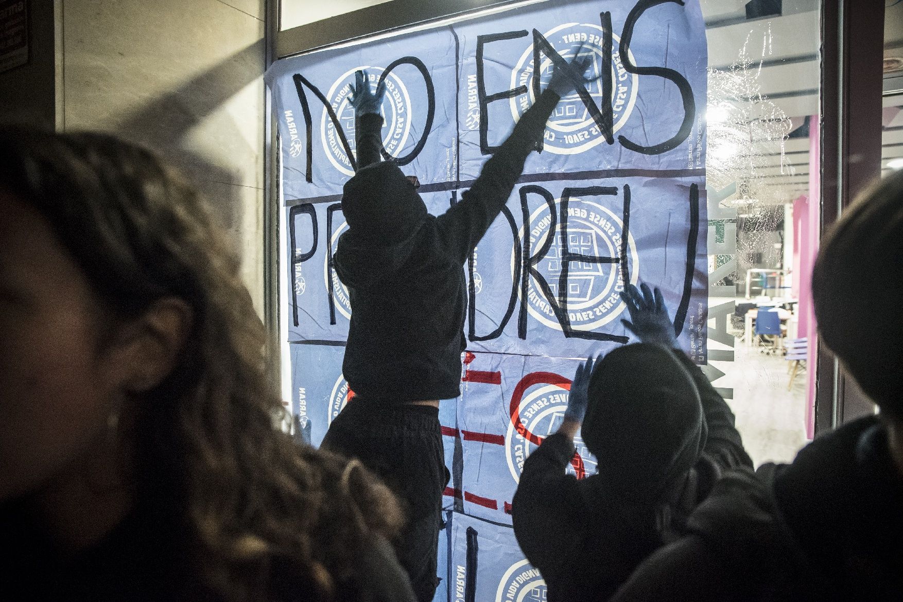 Manresa condemna la violència masclista en la manifestació del 8M