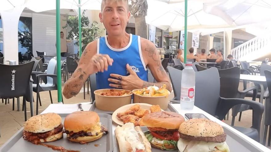 Un youtuber se zampa más de 3 kilos de comida en un reto en un restaurante de Arenales del Sol