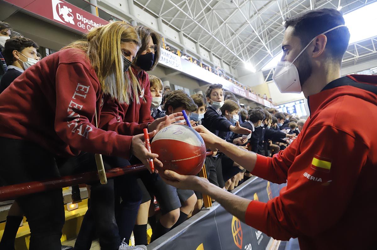 Las imágenes de la selección española de baloncesto con los jóvenes cordobeses en Vista Alegre