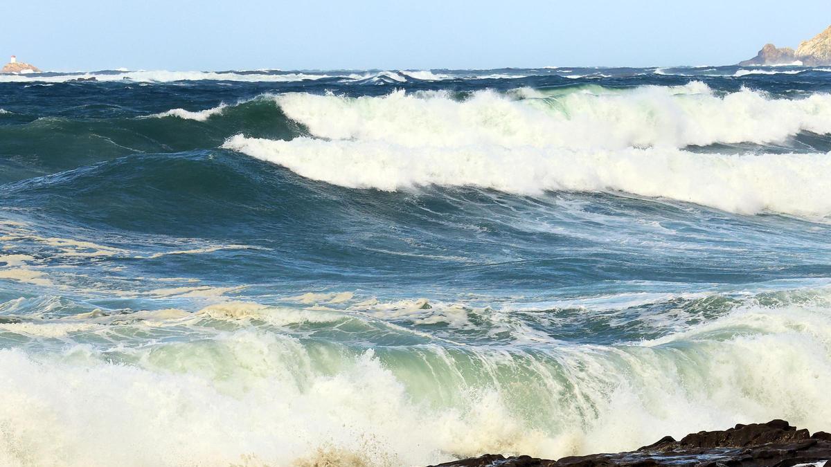 Oleaje en la costa de Baiona.