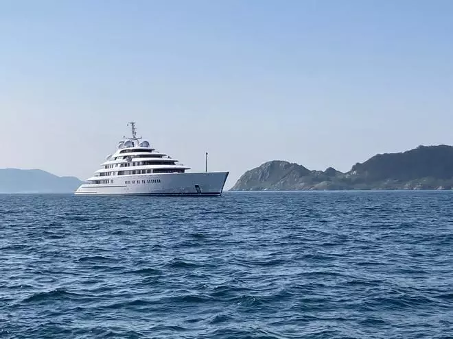 Vigo, cien días como puerto base del "Azzam"