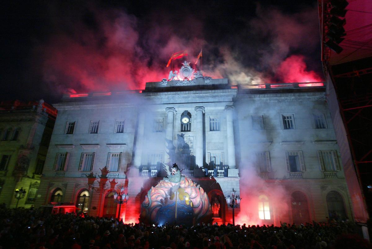 Mercè 2004. CORREFOC DE LA MERCE EN LA PÇA. DE SANT JAUME