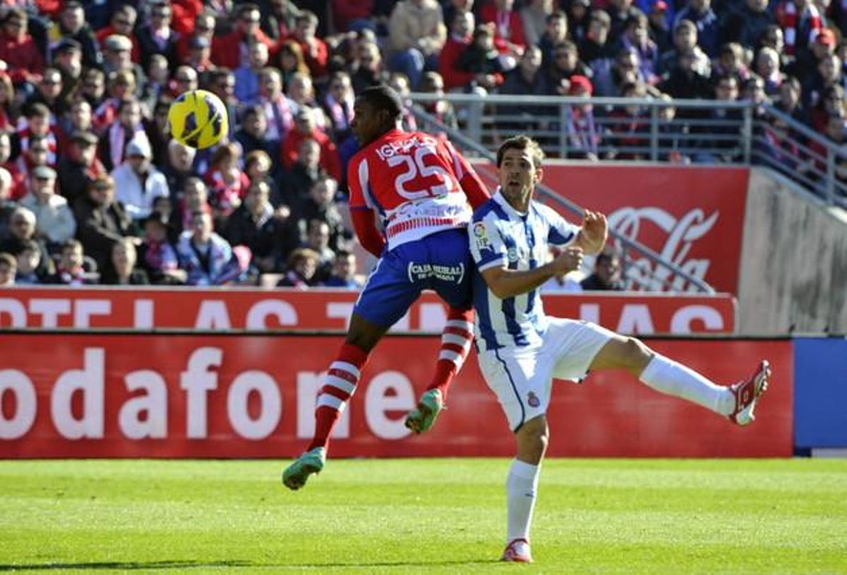 El davanter nigerià del Granada, Jude Ighalo, i l’espanyolista Víctor, durant el partit disputat aquest diumenge a l’estadi de Los Cármenes. El davanter nigerià del Granada, Jude Ighalo, i l’espanyolista Víctor, durant el partit disputat aquest diumenge a l’estadi de Los Cármenes.
