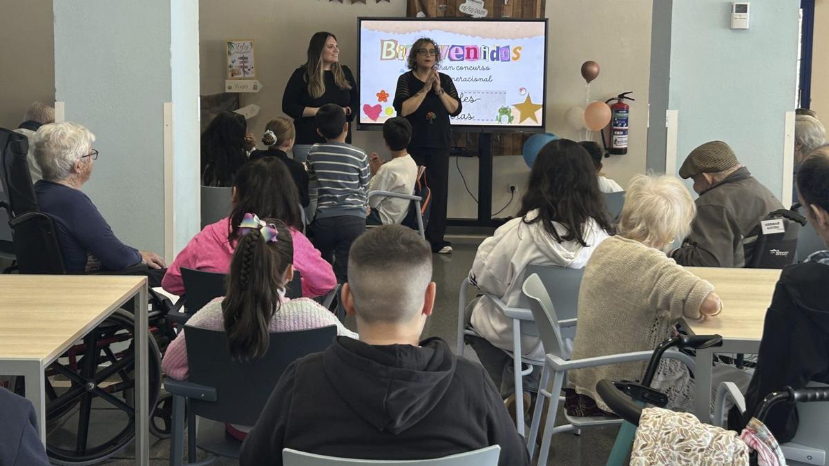 Un momento del concurso de preguntas con equipos formados por niños y mayores.