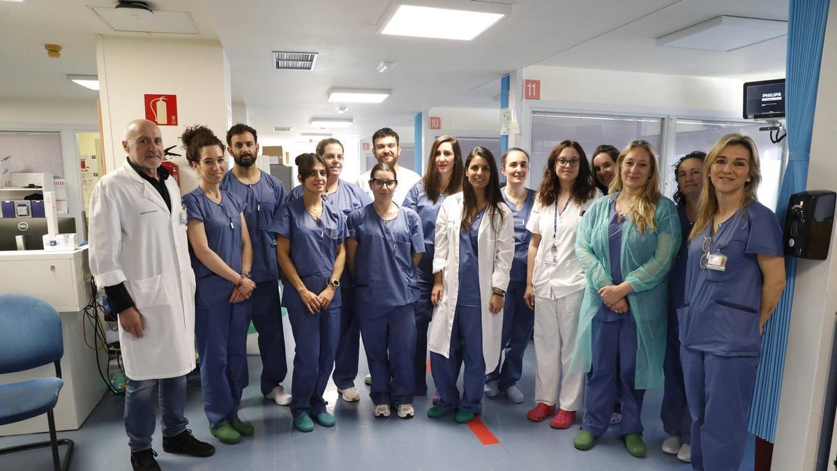 Por la izquierda, Manuel Valledor, Lorena Barrio, Álex Suárez, Rut Muriles, Dalila Serrano, Ana Araujo, Salvador Villagordo, Belén Arias, Marta Martín, Covadonga García, Laura Álvarez, Sol Pereiro, Beatriz Fernández y Marta Nieto, en la UCI del San Agustín de Avilés.