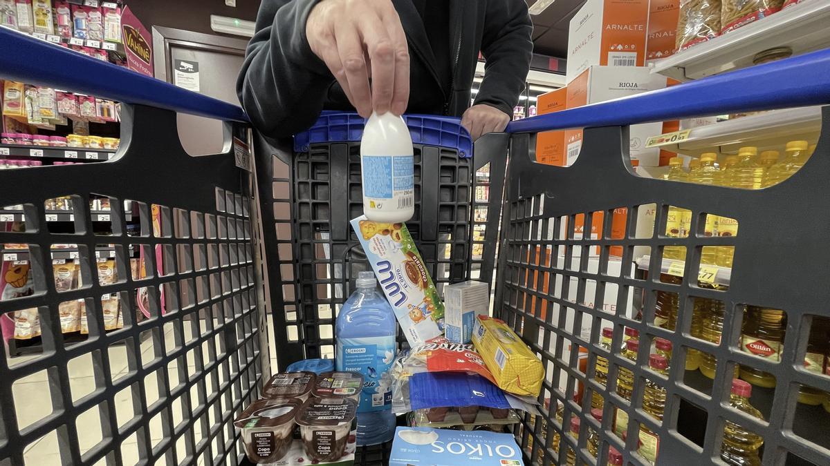 Barcelona 14/03/2023 . Economía Cesta de la compra carro de la compra inflación precios y consumo cesta básica En la foto, supermercado Caprabo en el barrio de Gràcia Fotografía de Ferran Nadeu