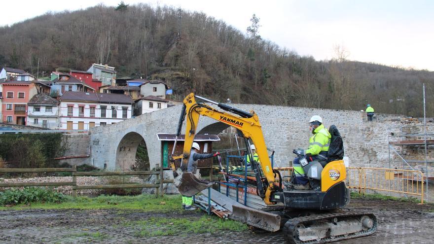 La restauración del paso medieval de Puente d&#039;Arcu está ya muy avanzada, con críticas al hormigonado de la calzada