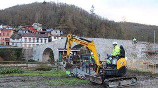 La restauración del paso medieval de Puente d'Arcu está ya muy avanzada, con críticas al hormigonado de la calzada