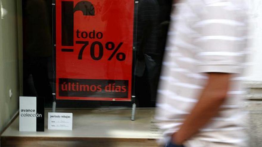 Un escaparate de un comercio coruñés anuncia descuentos del 70%. / casteleiro
