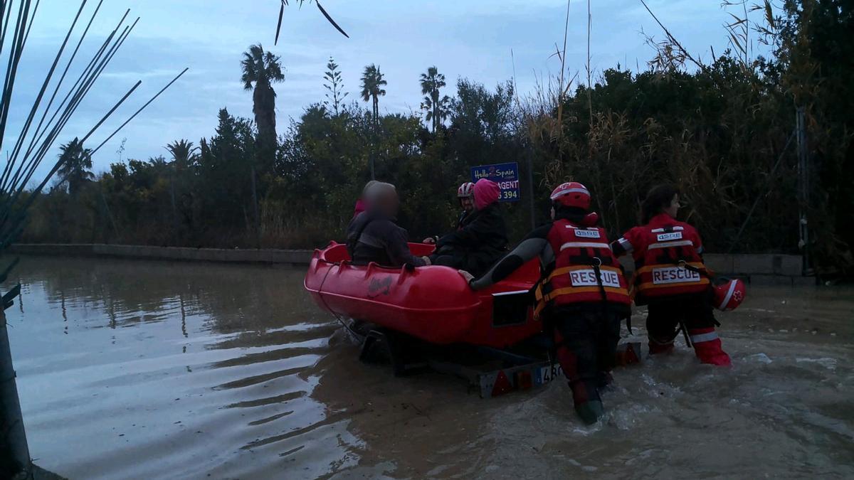 Un rescate en la zona litoral de Oliva, en unas inundaciones.