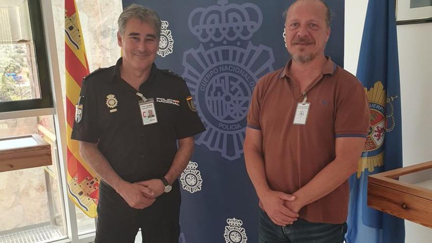 Policías realizando trámites por la falta de administrativos en la comisaría de Ibiza