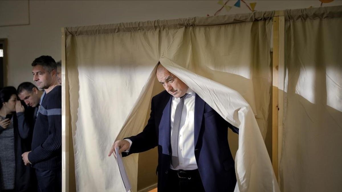 Borisov, líder del centroderechista GERB, tras votar en una cabina electoral, en Sofía, el 26 de marzo.