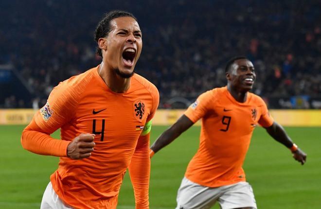 El defensa Virgil van Dijk (L) celebra el 2-2 con Quincy Promes durante el partido de fútbol de la Liga de Naciones de la UEFA Alemania - Holanda en Gelsenkirchen.