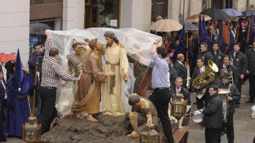 La procesión de la Vera Cruz se suspende por la lluvia