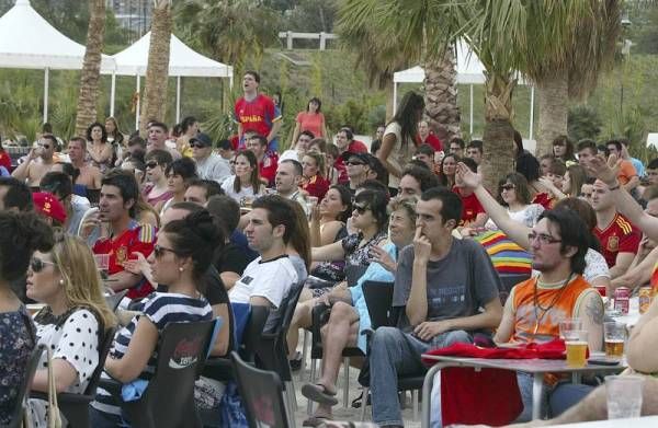 La afición zaragozana apoya a España en su debut en Las Playas