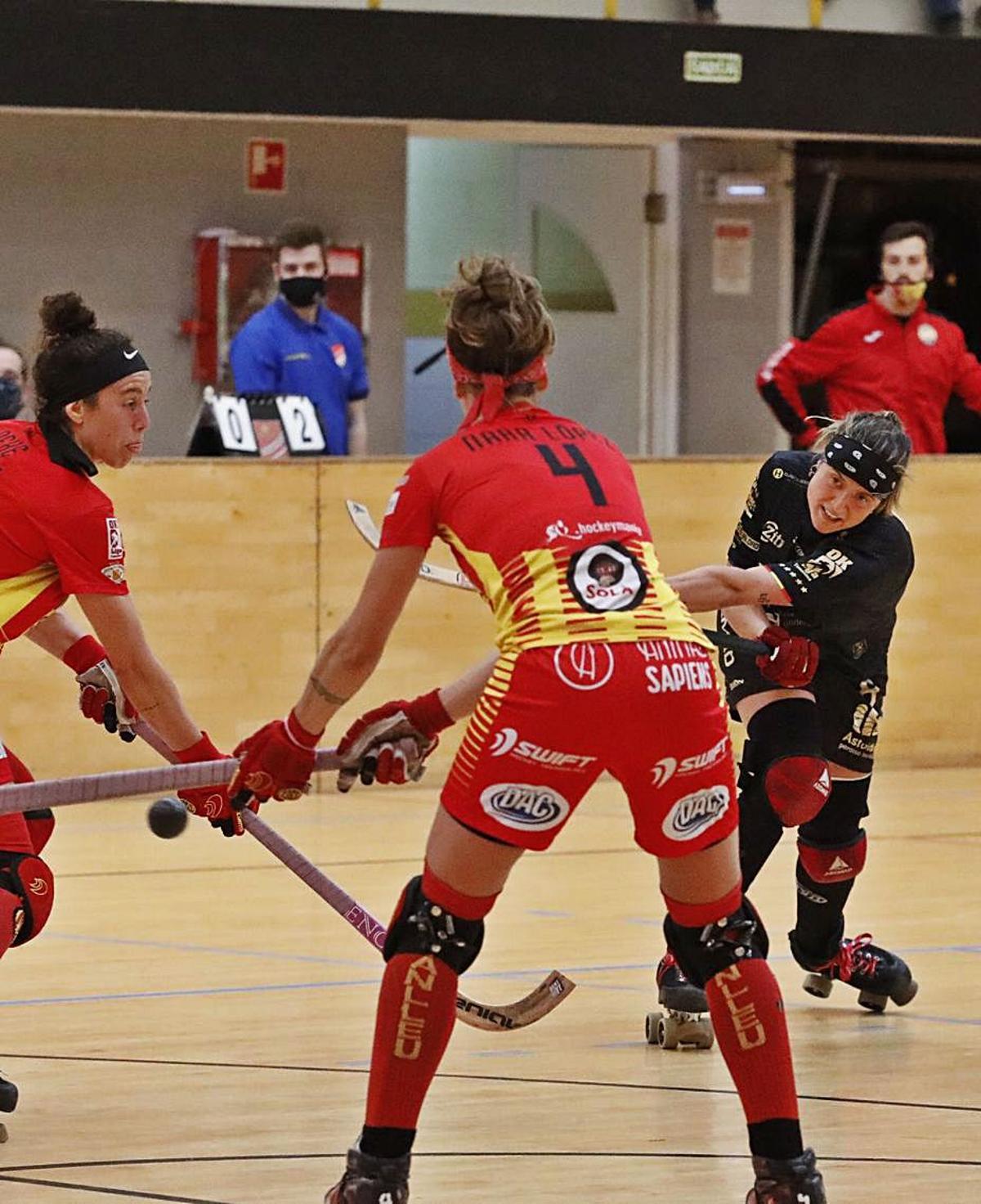 María Sanjurjo lanza a porteróia ante la oposición de María Díez y Nara López. | Ángel González