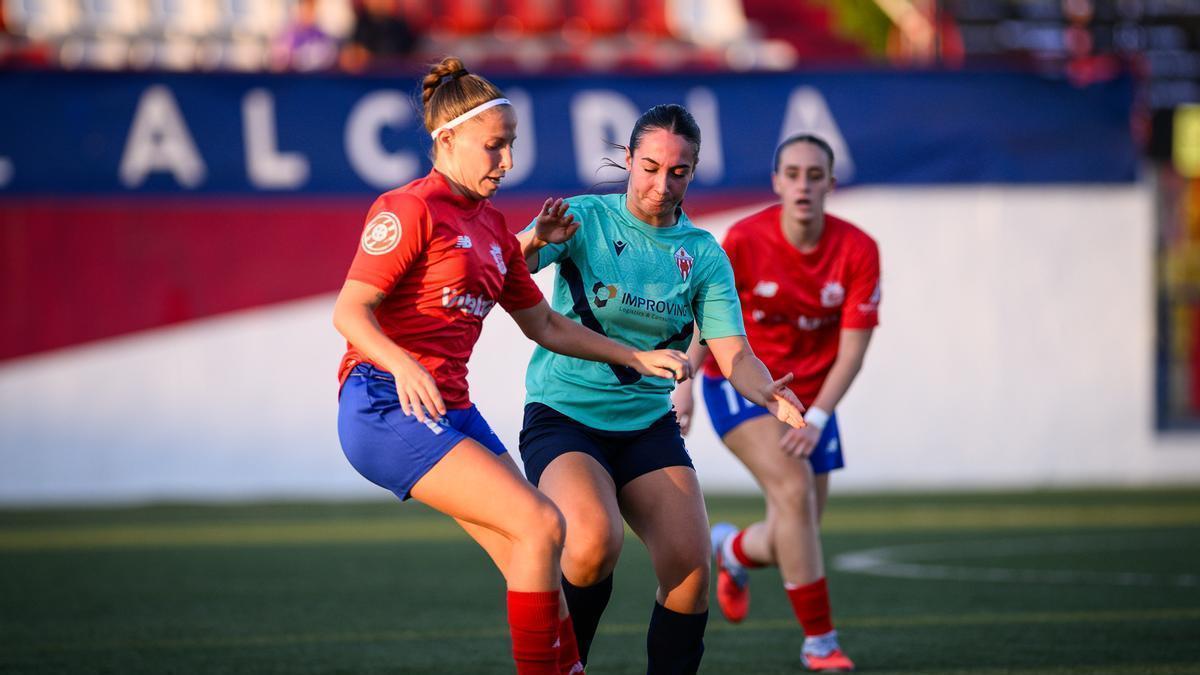 Las jugadoras del Alcúdia y L'Eliana disputan un balón dividido