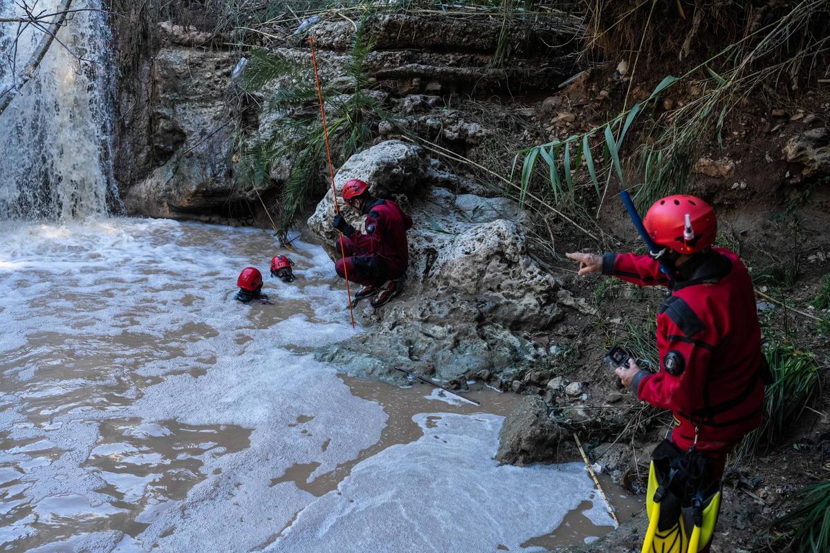 Los bomberos intensifican en Mediona la búsqueda del padre del menor hallado muerto