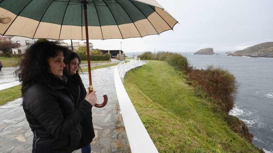 Ana y Soraya Barbeira, hermanas de una de las desaparecidas, ayer en Santa María del Mar.