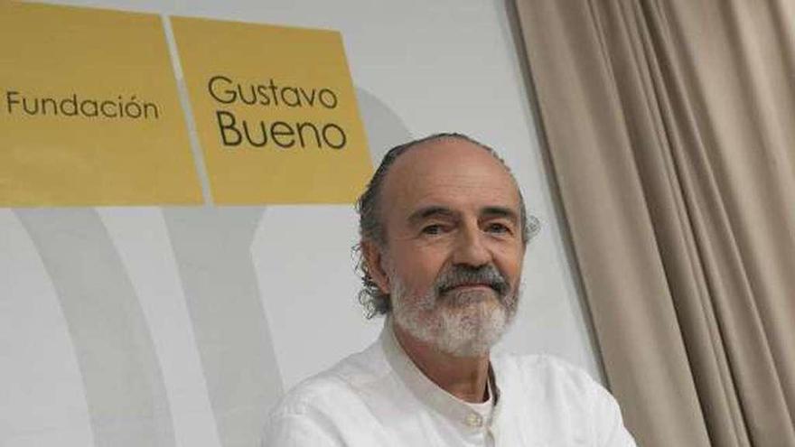 El profesor José Luis Pozo Fajarnés, ayer, en la Fundación Gustavo Bueno, minutos antes de comenzar su conferencia.